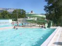 Camping Pas Cher vous présente avec son site Officiel campingpascher.fr, le Camping Municipal De Justin classé 2 étoiles, situé sur la commune de Die dans le département Drome (Rhône Alpes) en France. Le camping Municipal De Justin vous propose un hébergement de type chalet de 38 m² pour 8 personnes. L'établissement vous propose 8 autres types d'hébergements. Découvrez tous nos séjours à petits prix dans la commune et aux alentours de Die du département : Drome (Rhône Alpes). Les Avis clients pour le Camping Municipal De Justin sont excellents avec une note moyenne de 9 sur 10. Piscine chauffée, Piscine extérieure, Aire de jeux enfants, Canoë-kayak, Bar, Boulangerie, Bureau de tabac, Café, Pizzeria, Restaurant, Snack/Bar, Station-service, Supermarché, Épicerie,... En savoir plus : cliquez-ICI.