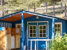 Camping Pas Cher vous présente avec son site Officiel campingpascher.fr, le Camping Ushuaia Villages Le Lavandin classé 3 étoiles, situé sur la commune de Esparron De Verdon dans le département Alpes-de-haute-provence (Provence Alpes Côte D'azur) en France. Le camping Ushuaia Villages Le Lavandin, vous présente un hébergement de type mobil-home de 11 m² pour 2 personnes. Le camping Ushuaia Villages Le Lavandin vous propose du sam. 30 mai au sam. 06 juin 2026 pour 7 nuits à 199€. Cette location propose 104 dates différentes pour réserver votre séjour. Découvrez également les 5 autres gammes d'hébergements du camping. Les Avis clients pour le Camping Ushuaia Villages Le Lavandin sont de 7 sur 10. Lac, Animations familiales, Aire de jeux enfants, Baby-foot, Canoë-kayak, Cyclisme, Ping-pong, Pétanque, Randonnée, Dépôt de pain, Plats à emporter, Restaurant, Snack/Bar,... En savoir plus : cliquez-ICI.