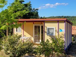 Camping Pas Cher vous présente avec son site Officiel campingpascher.fr, le Camping Ushuaia Villages Le Lavandin classé 3 étoiles, situé sur la commune de Esparron De Verdon dans le département Alpes-de-haute-provence (Provence Alpes Côte D'azur) en France. Le camping Ushuaia Villages Le Lavandin, vous présente un hébergement de type mobil-home de 25 m² pour 2 personnes. Le camping Ushuaia Villages Le Lavandin vous propose du sam. 30 mai au sam. 06 juin 2026 pour 7 nuits à 229€. Cette location propose 104 dates différentes pour réserver votre séjour. Découvrez également les 5 autres gammes d'hébergements du camping. Les Avis clients pour le Camping Ushuaia Villages Le Lavandin sont de 7 sur 10. Lac, Animations familiales, Aire de jeux enfants, Baby-foot, Canoë-kayak, Cyclisme, Ping-pong, Pétanque, Randonnée, Dépôt de pain, Plats à emporter, Restaurant, Snack/Bar,... En savoir plus : cliquez-ICI.