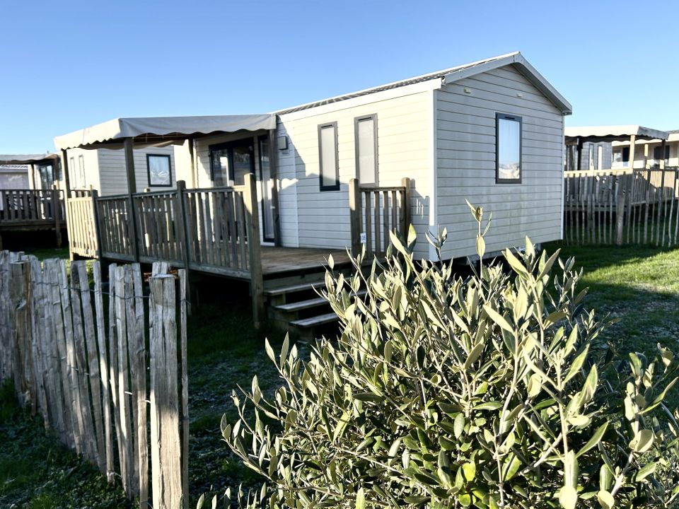 Camping Pas Cher vous présente avec son site Officiel campingpascher.fr, le Camping L'Ile Verte classé 3 étoiles, situé sur la commune de Genouille dans le département Charente-maritime (Poitou-charentes) en France. Le camping L'Ile Verte vous propose un hébergement de type mobil-home avec climatisation (télévision). L'établissement vous propose 4 autres types d'hébergements. Découvrez tous nos séjours à petits prix dans la commune et aux alentours de Genouille du département : Charente-maritime (Poitou-charentes). Les Avis clients pour le Camping L'Ile Verte sont excellents avec une note moyenne de 8 sur 10. MerÉtang, Lagon, Parc aquatique, Animations familiales, Aire de jeux enfants, Pétanque, Structure gonflable enfants, Trampoline, Bar, Dépôt de pain, Snack/Bar, Épicerie,... En savoir plus : cliquez-ICI.
