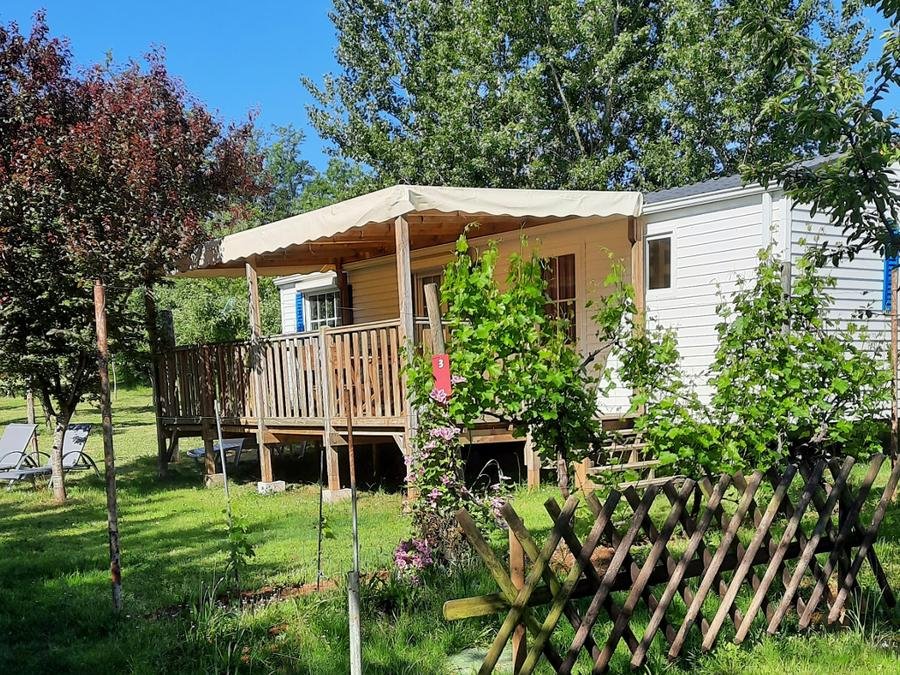 Camping Pas Cher vous présente avec son site Officiel campingpascher.fr, le Camping Naturiste Le Champ De Guiral classé 3 étoiles, situé sur la commune de Gourdon dans le département Lot (Midi Pyrénées) en France. Le camping Naturiste Le Champ De Guiral vous propose un hébergement de type mobil-home de 40 m² (télévision). L'établissement vous propose 7 autres types d'hébergements. Découvrez tous nos séjours à petits prix dans la commune et aux alentours de Gourdon du département : Lot (Midi Pyrénées). Les Avis clients pour le Camping Naturiste Le Champ De Guiral sont excellents avec une note moyenne de 9 sur 10. Piscine extérieure, Canoë-kayak, Cyclisme, Pétanque, Randonnée, Dépôt de pain, Pizzeria,... En savoir plus : cliquez-ICI.