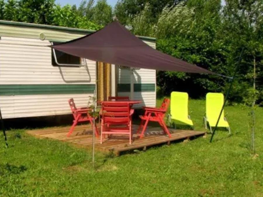 Camping Pas Cher vous présente avec son site Officiel campingpascher.fr, le Camping Naturiste Le Champ De Guiral classé 3 étoiles, situé sur la commune de Gourdon dans le département Lot (Midi Pyrénées) en France. Le camping Naturiste Le Champ De Guiral, vous présente un hébergement de type caravane de 24 m². Le camping Naturiste Le Champ De Guiral vous propose du sam. 29 août au sam. 05 septembre 2026 pour 7 nuits à 300€. Cette location propose 17 dates différentes pour réserver votre séjour. Découvrez également les 7 autres gammes d'hébergements du camping. Les Avis clients pour le Camping Naturiste Le Champ De Guiral sont excellents avec une note moyenne de 9 sur 10. Piscine extérieure, Canoë-kayak, Cyclisme, Pétanque, Randonnée, Dépôt de pain, Pizzeria,... En savoir plus : cliquez-ICI.