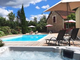 Camping Pas Cher vous présente avec son site Officiel campingpascher.fr, le Camping Naturiste Le Champ De Guiral classé 3 étoiles, situé sur la commune de Gourdon dans le département Lot (Midi Pyrénées) en France. Le camping Naturiste Le Champ De Guiral, vous présente un hébergement de type caravane de 24 m². Le camping Naturiste Le Champ De Guiral vous propose du sam. 29 août au sam. 05 septembre 2026 pour 7 nuits à 300€. Cette location propose 17 dates différentes pour réserver votre séjour. Découvrez également les 7 autres gammes d'hébergements du camping. Les Avis clients pour le Camping Naturiste Le Champ De Guiral sont excellents avec une note moyenne de 9 sur 10. Piscine extérieure, Canoë-kayak, Cyclisme, Pétanque, Randonnée, Dépôt de pain, Pizzeria,... En savoir plus : cliquez-ICI.