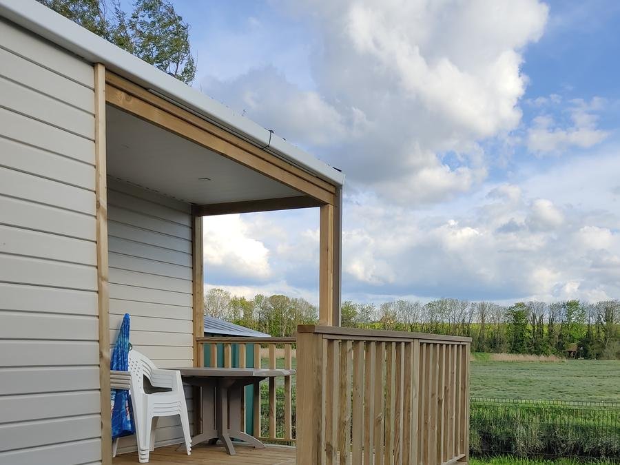 Camping Pas Cher vous présente avec son site Officiel campingpascher.fr, le Camping Le Clos Du Moulin classé 2 étoiles, situé sur la commune de Graye Sur Mer dans le département Calvados (Basse Normandie) en France. Le camping Le Clos Du Moulin, vous présente un hébergement de type mobil-home de 25 m² pour 4 personnes et télévision. Le camping Le Clos Du Moulin vous propose du sam. 06 juin au sam. 13 juin 2026 pour 7 nuits à 525€. Cette location propose 21 dates différentes pour réserver votre séjour. Découvrez également les 5 autres gammes d'hébergements du camping. Les Avis clients pour le Camping Le Clos Du Moulin sont de 7 sur 10. Centre équestre, Court de tennis, Ping-pong, Pétanque, Randonnée,... En savoir plus : cliquez-ICI.