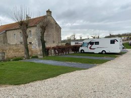 Camping Pas Cher vous présente avec son site Officiel campingpascher.fr, le Camping Le Clos Du Moulin classé 2 étoiles, situé sur la commune de Graye Sur Mer dans le département Calvados (Basse Normandie) en France. Le camping Le Clos Du Moulin vous propose un hébergement de type maison de campagne de 24 m² pour 1 personne (télévision). L'établissement vous propose 4 autres types d'hébergements. Découvrez tous nos séjours à petits prix dans la commune et aux alentours de Graye Sur Mer du département : Calvados (Basse Normandie). Les Avis clients pour le Camping Le Clos Du Moulin sont de 7 sur 10. Centre équestre, Court de tennis, Ping-pong, Pétanque, Randonnée,... En savoir plus : cliquez-ICI.