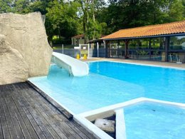 Camping Pas Cher vous présente avec son site Officiel campingpascher.fr, le CampingL'Etruyère classé 3 étoiles, situé sur la commune de La Tardiere dans le département Vendée (Pays De La Loire) en France. Le camping L'Etruyère, vous présente un hébergement de type chalet de 28 m² pour 6 personnes. Le camping L'Etruyère vous propose du vendredi 05 juin au vendredi 12 juin 2026 avec un DÉPART DEMAIN pour 7 nuits à 480€. Cette location propose 90 dates différentes pour réserver votre séjour. Découvrez également les 5 autres gammes d'hébergements du camping. Les Avis clients pour le CampingL'Etruyère sont excellents avec une note moyenne de 9 sur 10. Lac, Piscine chauffée, Piscine extérieure, Animations familiales, Aire de jeux enfants, Ping-pong, Pédalo, Pétanque, Bar, Boulangerie, Bureau de tabac, Dépôt de pain, Restaurant, Station-service, Supermarché,... En savoir plus : cliquez-ICI.