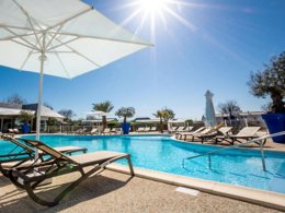 Camping Pas Cher vous présente avec son site Officiel campingpascher.fr, le Camping MV Resort classé 5 étoiles, situé sur la commune de Langrune Sur Mer dans le département Calvados (Basse Normandie) en France. Le camping MV Resort, vous présente un hébergement de type mobil-home de 20 m² pour 1 personne avec climatisation et télévision. Le camping MV Resort vous propose du dimanche 30 août au dimanche 06 septembre 2026, en promotion à -5% pour 7 nuits à 854,05 € au lieu de 899,0 € soit une Économie de 44,95 €. Cette location propose 95 dates différentes pour réserver votre séjour. Découvrez également les 6 autres gammes d'hébergements du camping. Les Avis clients pour le Camping MV Resort sont excellents avec une note moyenne de 9 sur 10. Piscine couverte, Piscine extérieure, Aire de jeux enfants, Court de tennis, Ping-pong, Pétanque, Randonnée, Salle de fitness, Salle de jeux vidéo, Terrain de football, Terrain multisports,... En savoir plus : cliquez-ICI.