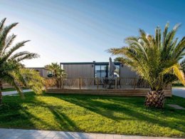 Camping Pas Cher vous présente avec son site Officiel campingpascher.fr, le Camping MV Resort classé 5 étoiles, situé sur la commune de Langrune Sur Mer dans le département Calvados (Basse Normandie) en France. Le camping MV Resort, vous présente un hébergement de type mobil-home de 40 m² pour 4 personnes avec climatisation et télévision. Le camping MV Resort vous propose du lundi 02 mars au lundi 09 mars 2026, en promotion à -15% pour 7 nuits à 1171,30 € au lieu de 1378,0 € soit une Économie de 206,70 €. Cette location propose 209 dates différentes pour réserver votre séjour. Découvrez également les 6 autres gammes d'hébergements du camping. Les Avis clients pour le Camping MV Resort sont excellents avec une note moyenne de 9 sur 10. Piscine couverte, Piscine extérieure, Aire de jeux enfants, Court de tennis, Ping-pong, Pétanque, Randonnée, Salle de fitness, Salle de jeux vidéo, Terrain de football, Terrain multisports,... En savoir plus : cliquez-ICI.