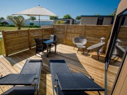 Camping Pas Cher vous présente avec son site Officiel campingpascher.fr, le Camping MV Resort classé 5 étoiles, situé sur la commune de Langrune Sur Mer dans le département Calvados (Basse Normandie) en France. Le camping MV Resort, vous présente un hébergement de type mobil-home de 20 m² pour 1 personne avec climatisation et télévision. Le camping MV Resort vous propose du lundi 02 mars au lundi 09 mars 2026, en promotion à -15% pour 7 nuits à 764,15 € au lieu de 899,0 € soit une Économie de 134,85 €. Cette location propose 229 dates différentes pour réserver votre séjour. Découvrez également les 6 autres gammes d'hébergements du camping. Les Avis clients pour le Camping MV Resort sont excellents avec une note moyenne de 9 sur 10. Piscine couverte, Piscine extérieure, Aire de jeux enfants, Court de tennis, Ping-pong, Pétanque, Randonnée, Salle de fitness, Salle de jeux vidéo, Terrain de football, Terrain multisports,... En savoir plus : cliquez-ICI.