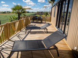 Camping Pas Cher vous présente avec son site Officiel campingpascher.fr, le Camping MV Resort classé 5 étoiles, situé sur la commune de Langrune Sur Mer dans le département Calvados (Basse Normandie) en France. Le camping MV Resort vous propose un hébergement de type mobil-home de 40 m² pour 6 personnes avec climatisation (télévision). L'établissement vous propose 6 autres types d'hébergements. Découvrez tous nos séjours à petits prix dans la commune et aux alentours de Langrune Sur Mer du département : Calvados (Basse Normandie). Les Avis clients pour le Camping MV Resort sont excellents avec une note moyenne de 9 sur 10. Piscine couverte, Piscine extérieure, Aire de jeux enfants, Court de tennis, Ping-pong, Pétanque, Randonnée, Salle de fitness, Salle de jeux vidéo, Terrain de football, Terrain multisports,... En savoir plus : cliquez-ICI.