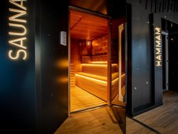 Camping Pas Cher vous présente avec son site Officiel campingpascher.fr, le Camping MV Resort classé 5 étoiles, situé sur la commune de Langrune Sur Mer dans le département Calvados (Basse Normandie) en France. Le camping MV Resort vous propose un hébergement de type mobil-home de 40 m² pour 6 personnes avec climatisation (télévision). L'établissement vous propose 6 autres types d'hébergements. Découvrez tous nos séjours à petits prix dans la commune et aux alentours de Langrune Sur Mer du département : Calvados (Basse Normandie). Les Avis clients pour le Camping MV Resort sont excellents avec une note moyenne de 9 sur 10. Piscine couverte, Piscine extérieure, Aire de jeux enfants, Court de tennis, Ping-pong, Pétanque, Randonnée, Salle de fitness, Salle de jeux vidéo, Terrain de football, Terrain multisports,... En savoir plus : cliquez-ICI.