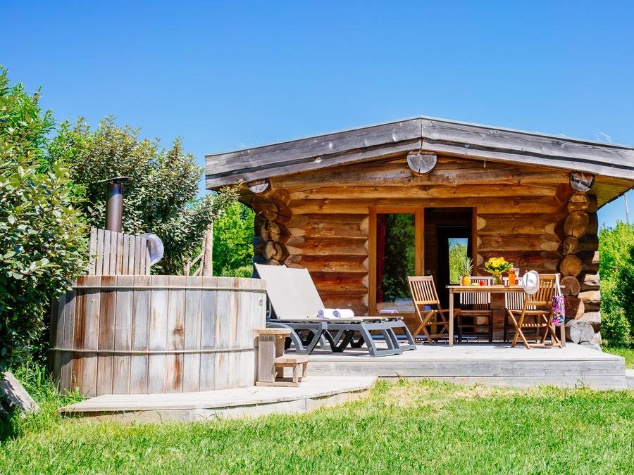 Camping Pas Cher vous présente avec son site Officiel campingpascher.fr, le Camping Domaine Ecôtelia classé 3 étoiles, situé sur la commune de Le Nizan dans le département Gironde (Aquitaine) en France. Le camping Domaine Ecôtelia vous propose un hébergement de type hébergement insolite de 20 m² pour 2 personnes. L'établissement vous propose 17 autres types d'hébergements. Découvrez tous nos séjours à petits prix dans la commune et aux alentours de Le Nizan du département : Gironde (Aquitaine). Piscine extérieure, Aire de jeux enfants, Salle de jeux vidéo, Bar, Épicerie,... En savoir plus : cliquez-ICI.