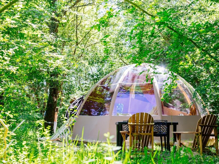 Camping Pas Cher vous présente avec son site Officiel campingpascher.fr, le Camping Domaine Ecôtelia classé 3 étoiles, situé sur la commune de Le Nizan dans le département Gironde (Aquitaine) en France. Le camping Domaine Ecôtelia vous propose un hébergement de type hébergement insolite de 28 m². L'établissement vous propose 17 autres types d'hébergements. Découvrez tous nos séjours à petits prix dans la commune et aux alentours de Le Nizan du département : Gironde (Aquitaine). Piscine extérieure, Aire de jeux enfants, Salle de jeux vidéo, Bar, Épicerie,... En savoir plus : cliquez-ICI.