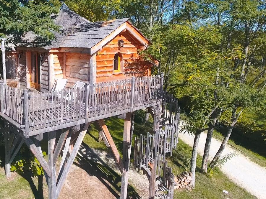 Camping Pas Cher vous présente avec son site Officiel campingpascher.fr, le Camping Domaine Ecôtelia classé 3 étoiles, situé sur la commune de Le Nizan dans le département Gironde (Aquitaine) en France. Le camping Domaine Ecôtelia vous propose un hébergement de type hébergement insolite de 25 m² pour 2 personnes. L'établissement vous propose 17 autres types d'hébergements. Découvrez tous nos séjours à petits prix dans la commune et aux alentours de Le Nizan du département : Gironde (Aquitaine). Piscine extérieure, Aire de jeux enfants, Salle de jeux vidéo, Bar, Épicerie,... En savoir plus : cliquez-ICI.