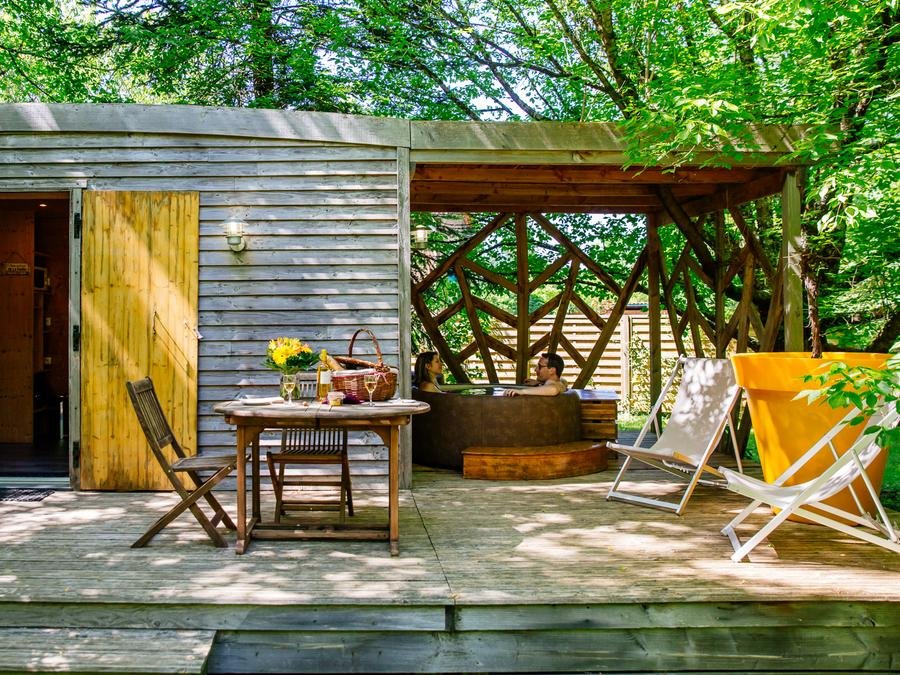 Camping Pas Cher vous présente avec son site Officiel campingpascher.fr, le Camping Domaine Ecôtelia classé 3 étoiles, situé sur la commune de Le Nizan dans le département Gironde (Aquitaine) en France. Le camping Domaine Ecôtelia vous propose un hébergement de type hébergement insolite de 20 m². L'établissement vous propose 17 autres types d'hébergements. Découvrez tous nos séjours à petits prix dans la commune et aux alentours de Le Nizan du département : Gironde (Aquitaine). Piscine extérieure, Aire de jeux enfants, Salle de jeux vidéo, Bar, Épicerie,... En savoir plus : cliquez-ICI.