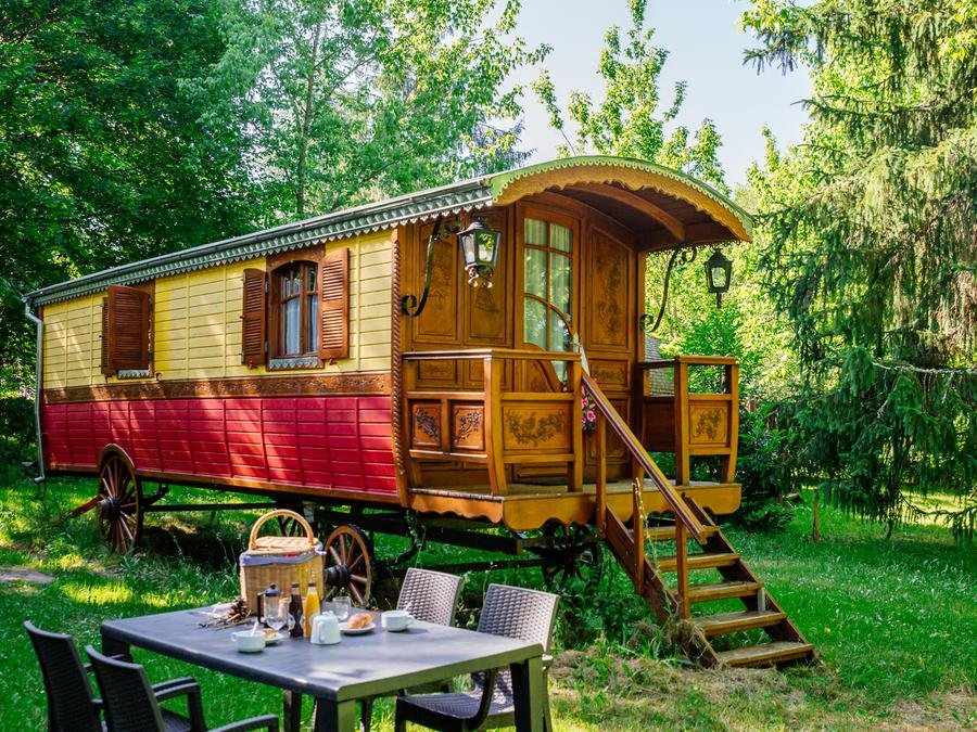 Camping Pas Cher vous présente avec son site Officiel campingpascher.fr, le Camping Domaine Ecôtelia classé 3 étoiles, situé sur la commune de Le Nizan dans le département Gironde (Aquitaine) en France. Le camping Domaine Ecôtelia vous propose un hébergement de type hébergement insolite de 18 m². L'établissement vous propose 17 autres types d'hébergements. Découvrez tous nos séjours à petits prix dans la commune et aux alentours de Le Nizan du département : Gironde (Aquitaine). Piscine extérieure, Aire de jeux enfants, Salle de jeux vidéo, Bar, Épicerie,... En savoir plus : cliquez-ICI.