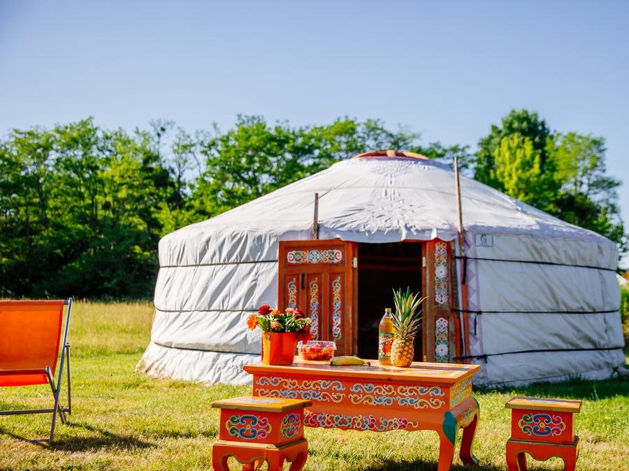 Camping Pas Cher vous présente avec son site Officiel campingpascher.fr, le Camping Domaine Ecôtelia classé 3 étoiles, situé sur la commune de Le Nizan dans le département Gironde (Aquitaine) en France. Le camping Domaine Ecôtelia vous propose un hébergement de type hébergement insolite. L'établissement vous propose 17 autres types d'hébergements. Découvrez tous nos séjours à petits prix dans la commune et aux alentours de Le Nizan du département : Gironde (Aquitaine). Piscine extérieure, Aire de jeux enfants, Salle de jeux vidéo, Bar, Épicerie,... En savoir plus : cliquez-ICI.