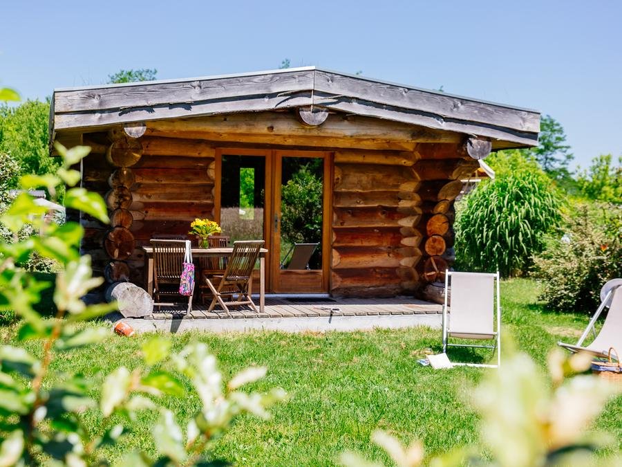 Camping Pas Cher vous présente avec son site Officiel campingpascher.fr, le Camping Domaine Ecôtelia classé 3 étoiles, situé sur la commune de Le Nizan dans le département Gironde (Aquitaine) en France. Le camping Domaine Ecôtelia vous propose un hébergement de type chalet de 20 m² pour 2 personnes. L'établissement vous propose 17 autres types d'hébergements. Découvrez tous nos séjours à petits prix dans la commune et aux alentours de Le Nizan du département : Gironde (Aquitaine). Piscine extérieure, Aire de jeux enfants, Salle de jeux vidéo, Bar, Épicerie,... En savoir plus : cliquez-ICI.