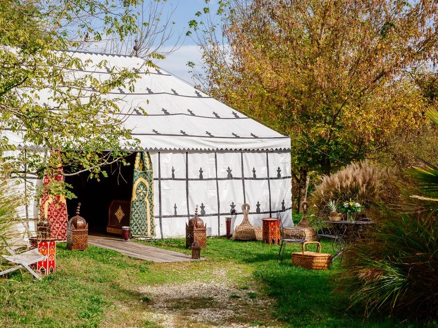 Camping Pas Cher vous présente avec son site Officiel campingpascher.fr, le Camping Domaine Ecôtelia classé 3 étoiles, situé sur la commune de Le Nizan dans le département Gironde (Aquitaine) en France. Le camping Domaine Ecôtelia vous propose un hébergement de type tente en toile et bois. L'établissement vous propose 17 autres types d'hébergements. Découvrez tous nos séjours à petits prix dans la commune et aux alentours de Le Nizan du département : Gironde (Aquitaine). Piscine extérieure, Aire de jeux enfants, Salle de jeux vidéo, Bar, Épicerie,... En savoir plus : cliquez-ICI.