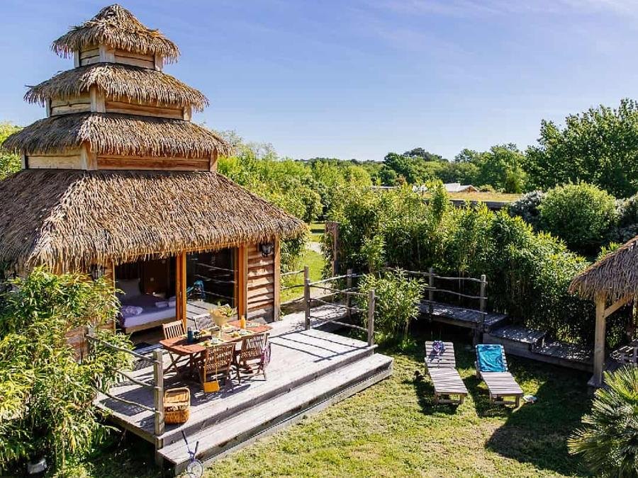 Camping Pas Cher vous présente avec son site Officiel campingpascher.fr, le Camping Domaine Ecôtelia classé 3 étoiles, situé sur la commune de Le Nizan dans le département Gironde (Aquitaine) en France. Le camping Domaine Ecôtelia vous propose un hébergement de type hébergement insolite pour 2 personnes. L'établissement vous propose 17 autres types d'hébergements. Découvrez tous nos séjours à petits prix dans la commune et aux alentours de Le Nizan du département : Gironde (Aquitaine). Piscine extérieure, Aire de jeux enfants, Salle de jeux vidéo, Bar, Épicerie,... En savoir plus : cliquez-ICI.