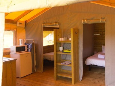 Cliquez pour découvrir toutes les photos de l'HÉBERGEMENT ! tente en toile et bois - Domaine Ecôtelia photo 4