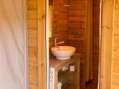 Cliquez pour découvrir toutes les photos de l'HÉBERGEMENT ! tente en toile et bois - Domaine Ecôtelia photo 7