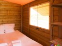 Cliquez pour découvrir toutes les photos de l'HÉBERGEMENT ! tente en toile et bois - camping Domaine Ecôtelia photo 5