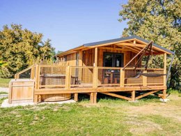 Camping Pas Cher vous présente avec son site Officiel campingpascher.fr, le Camping Domaine Ecôtelia classé 3 étoiles, situé sur la commune de Le Nizan dans le département Gironde (Aquitaine) en France. Le camping Domaine Ecôtelia vous propose un hébergement de type lodge de 35 m². L'établissement vous propose 15 autres types d'hébergements. Découvrez tous nos séjours à petits prix dans la commune et aux alentours de Le Nizan du département : Gironde (Aquitaine). Piscine extérieure, Aire de jeux enfants, Salle de jeux vidéo, Bar, Épicerie,... En savoir plus : cliquez-ICI.