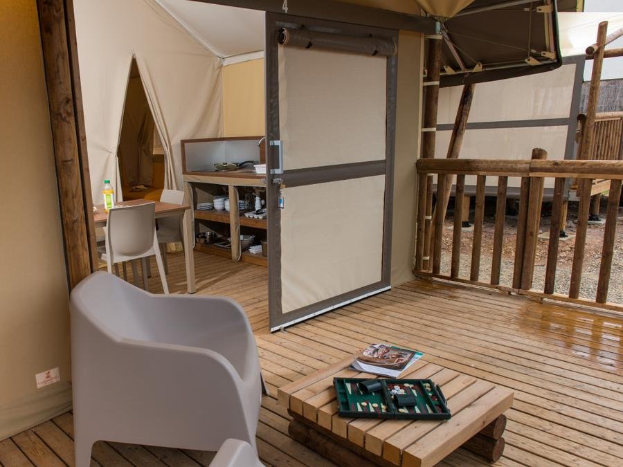 Camping Pas Cher vous présente avec son site Officiel campingpascher.fr, le Camping Les Oursinières classé 2 étoiles, situé sur la commune de Le Pradet dans le département Var (Provence Alpes Côte D'azur) en France. Le camping Les Oursinières, vous présente un hébergement de type tente de 25 m² pour 4 personnes. Le camping Les Oursinières vous proposeun séjour PAS CHER avec une REMISEdu dimanche 07 juin au dimanche 14 juin 2026, en promotion à -30% pour 7 nuits à 274,40 € au lieu de 392,0 € soit une Économie de 117,60 €. Cette location propose 30 dates différentes pour réserver votre séjour. Découvrez également les 2 autres gammes d'hébergements du camping. Les Avis clients pour le Camping Les Oursinières sont excellents avec une note moyenne de 9 sur 10. Mer, Animations familiales, Club ados, Club enfants, Aire de jeux enfants, Canoë-kayak, Centre équestre, Court de tennis, Golf, Paddle, Ping-pong, Planche à voile, Plongée, Pétanque, Randonnée, Structure gonflable enfants, Terrain de volley-ball, kiteSurf, Bar, Dépôt de pain, Restaurant, Supermarché, Épicerie,... En savoir plus : cliquez-ICI.