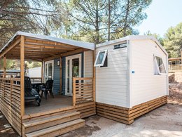 Camping Pas Cher vous présente avec son site Officiel campingpascher.fr, le Camping Les Oursinières classé 2 étoiles, situé sur la commune de Le Pradet dans le département Var (Provence Alpes Côte D'azur) en France. Le camping Les Oursinières, vous présente un hébergement de type mobil-home de 30 m² pour 6 personnes avec climatisation. Le camping Les Oursinières vous proposeun séjour PAS CHER avec une REMISEdu dimanche 07 juin au dimanche 14 juin 2026, en promotion à -44% pour 7 nuits à 368,90 € au lieu de 658,75 € soit une Économie de 289,85 €. Cette location propose 90 dates différentes pour réserver votre séjour. Découvrez également les 2 autres gammes d'hébergements du camping. Les Avis clients pour le Camping Les Oursinières sont excellents avec une note moyenne de 9 sur 10. Mer, Animations familiales, Club ados, Club enfants, Aire de jeux enfants, Canoë-kayak, Centre équestre, Court de tennis, Golf, Paddle, Ping-pong, Planche à voile, Plongée, Pétanque, Randonnée, Structure gonflable enfants, Terrain de volley-ball, kiteSurf, Bar, Dépôt de pain, Restaurant, Supermarché, Épicerie,... En savoir plus : cliquez-ICI.