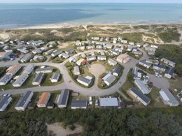Camping Pas Cher vous présente avec son site Officiel campingpascher.fr, le Camping Mer Et Vacances classé 2 étoiles, situé sur la commune de Leffrinckoucke dans le département Nord (Nord Pas De Calais) en France. Le camping Mer Et Vacances, vous présente un hébergement de type hébergement insolite pour 1 personne. Le camping Mer Et Vacances vous propose du mercredi 22 avril au mercredi 29 avril 2026 pour 7 nuits à 400€. Cette location propose 73 dates différentes pour réserver votre séjour. Découvrez également les 5 autres gammes d'hébergements du camping. Mer, Animations familiales, Aire de jeux enfants, Court de tennis, Planche à voile, Pétanque, Randonnée, Voile, kiteSurf, Supermarché,... En savoir plus : cliquez-ICI.