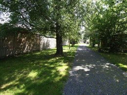 Camping Pas Cher vous présente avec son site Officiel campingpascher.fr, le Camping Aire Naturelle Du Gros Pré classé 2 étoiles, situé sur la commune de Lesseux dans le département Vosges (Lorraine) en France. Le camping Aire Naturelle Du Gros Pré, vous présente un hébergement de type mobil-home de 16 m² pour 1 personne et télévision. Le camping Aire Naturelle Du Gros Pré vous propose du lundi 15 décembre au lundi 22 décembre 2025 pour 7 nuits à 310€. Cette location propose 8 dates différentes pour réserver votre séjour. Découvrez également les 4 autres gammes d'hébergements du camping. Les Avis clients pour le Camping Aire Naturelle Du Gros Pré sont excellents avec une note moyenne de 9 sur 10.... En savoir plus : cliquez-ICI.