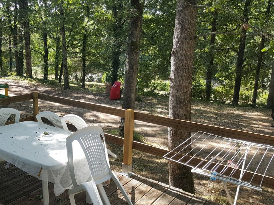 Camping Pas Cher vous présente avec son site Officiel campingpascher.fr, le Camping Le Faucon D'Or classé 2 étoiles, situé sur la commune de Montricoux dans le département Tarn-et-garonne (Midi Pyrénées) en France. Le camping Le Faucon D'Or vous propose un hébergement de type bungalow toilé de 20 m². L'établissement vous propose 5 autres types d'hébergements. Découvrez tous nos séjours à petits prix dans la commune et aux alentours de Montricoux du département : Tarn-et-garonne (Midi Pyrénées). Les Avis clients pour le Camping Le Faucon D'Or sont excellents avec une note moyenne de 9 sur 10. Piscine extérieure, Animations familiales, Aire de jeux enfants, Canoë-kayak, Cyclisme, Pétanque, Randonnée, Bar, Snack/Bar, Supermarché,... En savoir plus : cliquez-ICI.