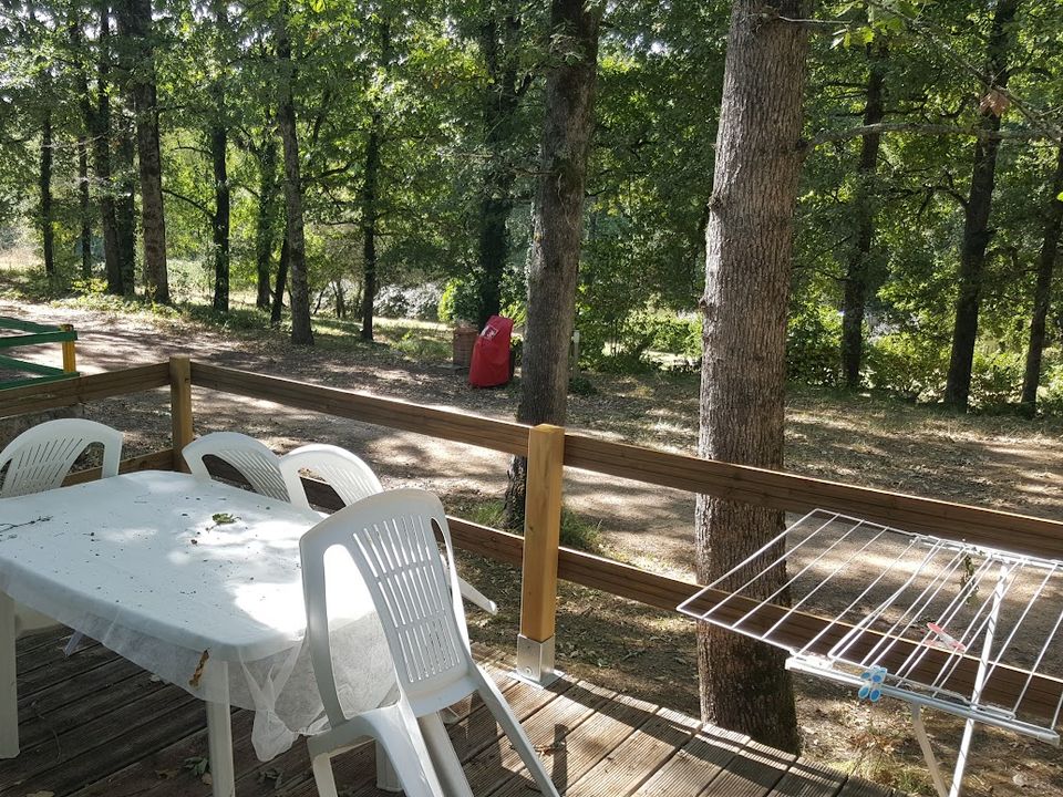 Camping Pas Cher vous présente avec son site Officiel campingpascher.fr, le Camping Le Faucon D'Or classé 2 étoiles, situé sur la commune de Montricoux dans le département Tarn-et-garonne (Midi Pyrénées) en France. Le camping Le Faucon D'Or vous propose un hébergement de type bungalow toilé de 20 m². L'établissement vous propose 5 autres types d'hébergements. Découvrez tous nos séjours à petits prix dans la commune et aux alentours de Montricoux du département : Tarn-et-garonne (Midi Pyrénées). Les Avis clients pour le Camping Le Faucon D'Or sont excellents avec une note moyenne de 9 sur 10. Piscine extérieure, Animations familiales, Aire de jeux enfants, Canoë-kayak, Cyclisme, Pétanque, Randonnée, Bar, Snack/Bar, Supermarché,... En savoir plus : cliquez-ICI.