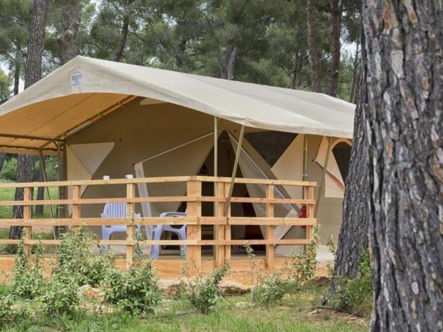 Camping Pas Cher vous présente avec son site Officiel campingpascher.fr, le Camping AEC Vacances Les Dauphins classé 3 étoiles, situé sur la commune de Saint Cyr Sur Mer dans le département Var (Provence Alpes Côte D'azur) en France. Le camping AEC Vacances Les Dauphins, vous présente un hébergement de type tente en toile et bois. Le camping AEC Vacances Les Dauphins vous propose du sam. 03 octobre au sam. 10 octobre 2026 pour 7 nuits à 231€. Cette location propose 61 dates différentes pour réserver votre séjour. Découvrez également les 4 autres gammes d'hébergements du camping. Piscine extérieure, Club ados, Club enfants, Aire de jeux enfants, Paddle, Ping-pong, Pétanque, Surf, Terrain de basketball, Terrain de volley-ball, Bar, Snack/Bar, Épicerie,... En savoir plus : cliquez-ICI.