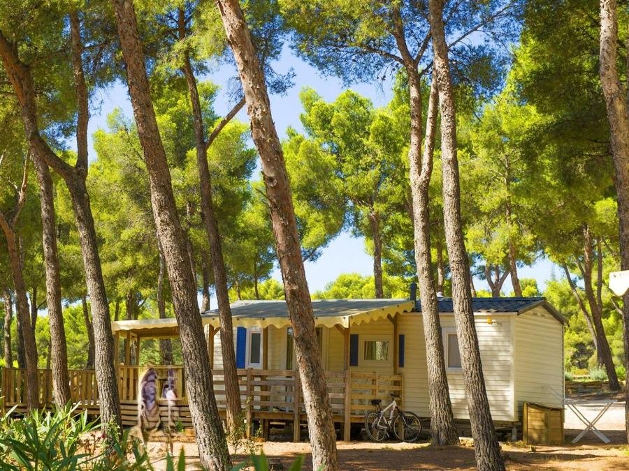 Camping Pas Cher vous présente avec son site Officiel campingpascher.fr, le Camping AEC Vacances Les Dauphins classé 3 étoiles, situé sur la commune de Saint Cyr Sur Mer dans le département Var (Provence Alpes Côte D'azur) en France. Le camping AEC Vacances Les Dauphins, vous présente un hébergement de type mobil-home pour 6 personnes avec climatisation et télévision. Le camping AEC Vacances Les Dauphins vous proposeun séjour PAS CHER avec une REMISEdu sam. 19 septembre au sam. 26 septembre 2026, en promotion à -59% pour 7 nuits à 280 € au lieu de 685,0 € soit une Économie de 405 €. Cette location propose 4 dates différentes pour réserver votre séjour. Découvrez également les 6 autres gammes d'hébergements du camping. Piscine extérieure, Aire de jeux enfants, Paddle, Ping-pong, Pétanque, Surf, Terrain de basketball, Terrain de volley-ball, Bar, Snack/Bar, Épicerie,... En savoir plus : cliquez-ICI.