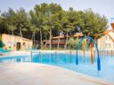 Camping Pas Cher vous présente avec son site Officiel campingpascher.fr, le Camping AEC Vacances Les Dauphins classé 3 étoiles, situé sur la commune de Saint Cyr Sur Mer dans le département Var (Provence Alpes Côte D'azur) en France. Le camping AEC Vacances Les Dauphins, vous présente un hébergement de type mobil-home de 22 m² pour 4 personnes. Le camping AEC Vacances Les Dauphins vous propose du sam. 08 août au sam. 15 août 2026 pour 7 nuits à 1022€. Cette location propose 1 dates différentes pour réserver votre séjour. Découvrez également les 5 autres gammes d'hébergements du camping. Piscine extérieure, Club ados, Club enfants, Aire de jeux enfants, Paddle, Ping-pong, Pétanque, Surf, Terrain de basketball, Terrain de volley-ball, Bar, Snack/Bar, Épicerie,... En savoir plus : cliquez-ICI.