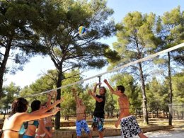 Camping Pas Cher vous présente avec son site Officiel campingpascher.fr, le Camping AEC Vacances Les Dauphins classé 3 étoiles, situé sur la commune de Saint Cyr Sur Mer dans le département Var (Provence Alpes Côte D'azur) en France. Le camping AEC Vacances Les Dauphins vous propose un hébergement de type mobil-home de 31 m² pour 5 personnes avec climatisation (télévision). L'établissement vous propose 2 autres types d'hébergements. Découvrez tous nos séjours à petits prix dans la commune et aux alentours de Saint Cyr Sur Mer du département : Var (Provence Alpes Côte D'azur). Piscine chauffée, Piscine extérieure, Club ados, Club enfants, Ping-pong, Pétanque, Terrain de volley-ball, Bar, Snack/Bar, Épicerie,... En savoir plus : cliquez-ICI.