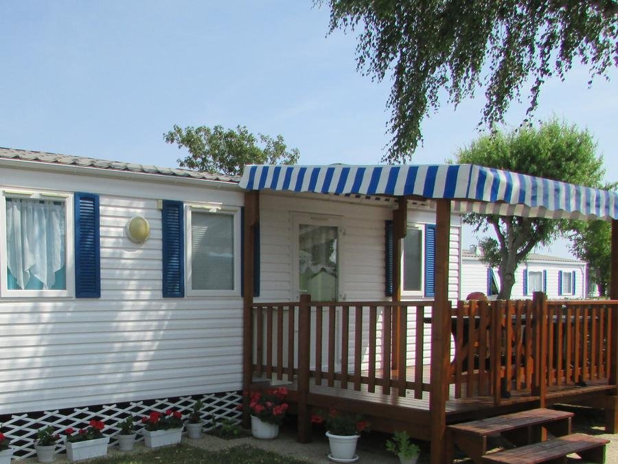 Camping Pas Cher vous présente avec son site Officiel campingpascher.fr, le Camping Le Château classé 5 étoiles, situé sur la commune de Saint Hilaire De Riez dans le département Vendée (Pays De La Loire) en France. Le camping Le Château, vous présente un hébergement de type mobil-home de 28 m² et télévision. Le camping Le Château vous propose du vendredi 05 juin au vendredi 12 juin 2026 avec une PROMO de DERNIÈRE MINUTE, en promotion à -18% pour 7 nuits à 450 € au lieu de 555,0 € soit une Économie de 105 €. Cette location propose 27 dates différentes pour réserver votre séjour. Découvrez également les 9 autres gammes d'hébergements du camping. Les Avis clients pour le Camping Le Château sont excellents avec une note moyenne de 8 sur 10. MerÉtang, Parc aquatique, Piscine chauffée, Piscine extérieure, Animation ados, Animation enfants, Animations familiales, Club enfants, Aire de jeux enfants, Court de padel en extérieur, Cyclisme, Ping-pong, Pétanque, Terrain de basketball, Terrain de football, Terrain de volley-ball, Bar, Boulangerie, Food truck, Plats à emporter, Restaurant, Snack/Bar, Épicerie,... En savoir plus : cliquez-ICI.