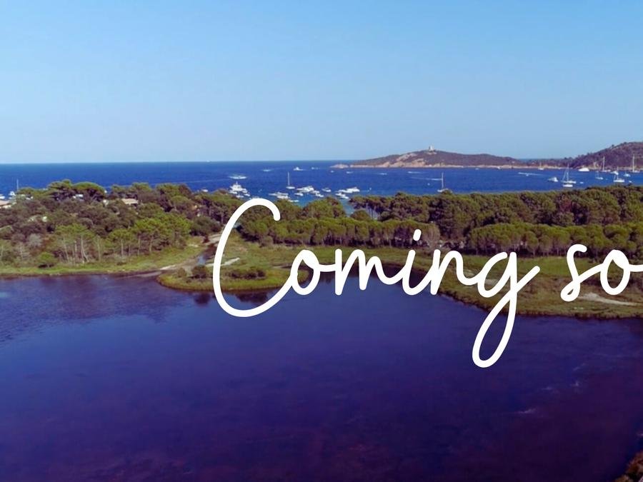 Camping Pas Cher vous présente avec son site Officiel campingpascher.fr, le Camping U Pinarellu classé 3 étoiles, situé sur la commune de Sainte Lucie De Porto Vecchio dans le département Corse Du Sud (Corse) en France. Le camping U Pinarellu, vous présente un hébergement de type chalet de 35 m² pour 1 personne avec climatisation. Le camping U Pinarellu vous propose du jeudi 24 septembre au jeudi 01 octobre 2026 pour 7 nuits à 1237.28€. Cette location propose 2 dates différentes pour réserver votre séjour. Découvrez également les 42 autres gammes d'hébergements du camping. Les Avis clients pour le Camping U Pinarellu sont excellents avec une note moyenne de 8 sur 10. Piscine extérieure, Aire de jeux enfants, Court de tennis, Ping-pong, Plongée, Sports nautiques, Boulangerie, Bureau de tabac, Créperie, Pizzeria, Restaurant, Supermarché, Épicerie,... En savoir plus : cliquez-ICI.