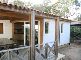 Camping Pas Cher vous présente avec son site Officiel campingpascher.fr, le Camping U Pinarellu classé 3 étoiles, situé sur la commune de Sainte Lucie De Porto Vecchio dans le département Corse Du Sud (Corse) en France. Le camping U Pinarellu, vous présente un hébergement de type chalet avec climatisation. Le camping U Pinarellu vous propose du dimanche 05 avril au dimanche 12 avril 2026 pour 7 nuits à 460€. Cette location propose 136 dates différentes pour réserver votre séjour. Découvrez également les 22 autres gammes d'hébergements du camping. Les Avis clients pour le Camping U Pinarellu sont excellents avec une note moyenne de 8 sur 10. Piscine extérieure, Aire de jeux enfants, Court de tennis, Ping-pong, Plongée, Sports nautiques, Boulangerie, Bureau de tabac, Créperie, Pizzeria, Restaurant, Supermarché, Épicerie,... En savoir plus : cliquez-ICI.