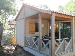 Camping Pas Cher vous présente avec son site Officiel campingpascher.fr, le Camping U Pinarellu classé 3 étoiles, situé sur la commune de Sainte Lucie De Porto Vecchio dans le département Corse Du Sud (Corse) en France. Le camping U Pinarellu, vous présente un hébergement de type chalet pour 1 personne avec climatisation. Le camping U Pinarellu vous propose du dimanche 05 avril au dimanche 12 avril 2026 pour 7 nuits à 490€. Cette location propose 124 dates différentes pour réserver votre séjour. Découvrez également les 22 autres gammes d'hébergements du camping. Les Avis clients pour le Camping U Pinarellu sont excellents avec une note moyenne de 8 sur 10. Piscine extérieure, Aire de jeux enfants, Court de tennis, Ping-pong, Plongée, Sports nautiques, Boulangerie, Bureau de tabac, Créperie, Pizzeria, Restaurant, Supermarché, Épicerie,... En savoir plus : cliquez-ICI.