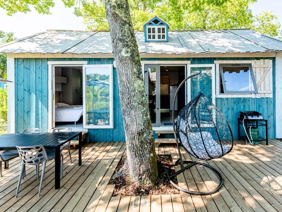 Camping Pas Cher vous présente avec son site Officiel campingpascher.fr, le Camping Domaine Les Oréades classé 5 étoiles, situé sur la commune de Sanguinet dans le département Landes (Aquitaine) en France. Le camping Domaine Les Oréades, vous présente un hébergement de type mobil-home de 35 m² avec climatisation. Le camping Domaine Les Oréades vous propose du dimanche 13 septembre au dimanche 20 septembre 2026 pour 7 nuits à 629€. Cette location propose 42 dates différentes pour réserver votre séjour. Découvrez également les 16 autres gammes d'hébergements du camping. Les Avis clients pour le Camping Domaine Les Oréades sont excellents avec une note moyenne de 8 sur 10. LacMer, Piscine couverte, Piscine extérieure, Animation enfants, Animations familiales, Club ados, Club enfants, Aire de jeux enfants, Canoë-kayak, Paddle, Ping-pong, Planche à voile, Pétanque, Randonnée, Terrain multisports, kiteSurf, Bar, Plats à emporter, Snack/Bar, Épicerie,... En savoir plus : cliquez-ICI.