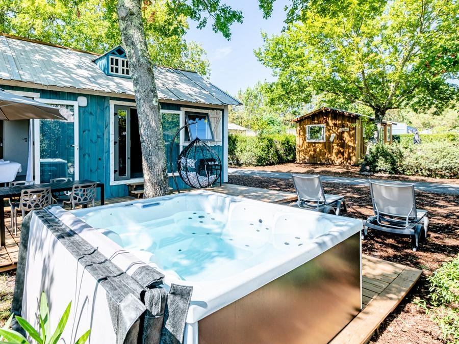 Camping Pas Cher vous présente avec son site Officiel campingpascher.fr, le Camping Domaine Les Oréades classé 5 étoiles, situé sur la commune de Sanguinet dans le département Landes (Aquitaine) en France. Le camping Domaine Les Oréades, vous présente un hébergement de type mobil-home de 40 m² avec climatisation et télévision. Le camping Domaine Les Oréades vous propose du dimanche 13 septembre au dimanche 20 septembre 2026 pour 7 nuits à 679€. Cette location propose 39 dates différentes pour réserver votre séjour. Découvrez également les 20 autres gammes d'hébergements du camping. Les Avis clients pour le Camping Domaine Les Oréades sont excellents avec une note moyenne de 8 sur 10. LacMer, Piscine couverte, Piscine extérieure, Animation enfants, Animations familiales, Club ados, Club enfants, Aire de jeux enfants, Canoë-kayak, Paddle, Ping-pong, Planche à voile, Pétanque, Randonnée, Terrain multisports, kiteSurf, Bar, Plats à emporter, Snack/Bar, Épicerie,... En savoir plus : cliquez-ICI.