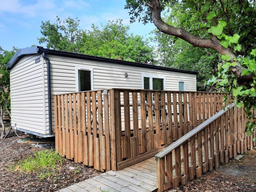 Camping Pas Cher vous présente avec son site Officiel campingpascher.fr, le Camping Domaine Les Oréades classé 5 étoiles, situé sur la commune de Sanguinet dans le département Landes (Aquitaine) en France. Le camping Domaine Les Oréades vous propose un hébergement de type mobil-home de 34 m² avec climatisation (télévision). L'établissement vous propose 20 autres types d'hébergements. Découvrez tous nos séjours à petits prix dans la commune et aux alentours de Sanguinet du département : Landes (Aquitaine). Les Avis clients pour le Camping Domaine Les Oréades sont excellents avec une note moyenne de 8 sur 10. LacMer, Piscine couverte, Piscine extérieure, Animation enfants, Animations familiales, Club ados, Club enfants, Aire de jeux enfants, Canoë-kayak, Paddle, Ping-pong, Planche à voile, Pétanque, Randonnée, Terrain multisports, kiteSurf, Bar, Plats à emporter, Snack/Bar, Épicerie,... En savoir plus : cliquez-ICI.