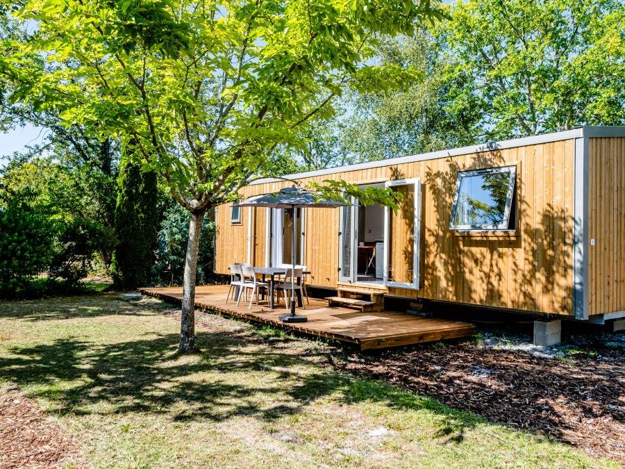 Camping Pas Cher vous présente avec son site Officiel campingpascher.fr, le Camping Domaine Les Oréades classé 5 étoiles, situé sur la commune de Sanguinet dans le département Landes (Aquitaine) en France. Le camping Domaine Les Oréades, vous présente un hébergement de type mobil-home de 40 m² avec climatisation et télévision. Le camping Domaine Les Oréades vous propose du dimanche 20 septembre au dimanche 27 septembre 2026 pour 7 nuits à 339€. Cette location propose 89 dates différentes pour réserver votre séjour. Découvrez également les 20 autres gammes d'hébergements du camping. Les Avis clients pour le Camping Domaine Les Oréades sont excellents avec une note moyenne de 8 sur 10. LacMer, Piscine couverte, Piscine extérieure, Animation enfants, Animations familiales, Club ados, Club enfants, Aire de jeux enfants, Canoë-kayak, Paddle, Ping-pong, Planche à voile, Pétanque, Randonnée, Terrain multisports, kiteSurf, Bar, Plats à emporter, Snack/Bar, Épicerie,... En savoir plus : cliquez-ICI.