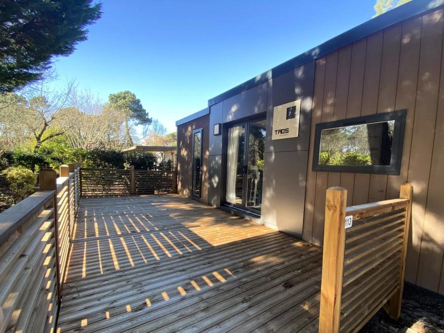 Camping Pas Cher vous présente avec son site Officiel campingpascher.fr, le Camping Domaine Les Oréades classé 5 étoiles, situé sur la commune de Sanguinet dans le département Landes (Aquitaine) en France. Le camping Domaine Les Oréades vous propose un hébergement de type mobil-home de 40 m² pour 4 personnes avec climatisation (télévision). L'établissement vous propose 20 autres types d'hébergements. Découvrez tous nos séjours à petits prix dans la commune et aux alentours de Sanguinet du département : Landes (Aquitaine). Les Avis clients pour le Camping Domaine Les Oréades sont excellents avec une note moyenne de 8 sur 10. LacMer, Piscine couverte, Piscine extérieure, Animation enfants, Animations familiales, Club ados, Club enfants, Aire de jeux enfants, Canoë-kayak, Paddle, Ping-pong, Planche à voile, Pétanque, Randonnée, Terrain multisports, kiteSurf, Bar, Plats à emporter, Snack/Bar, Épicerie,... En savoir plus : cliquez-ICI.