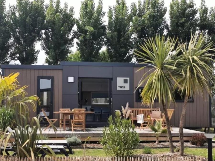 Camping Pas Cher vous présente avec son site Officiel campingpascher.fr, le Camping Domaine Les Oréades classé 5 étoiles, situé sur la commune de Sanguinet dans le département Landes (Aquitaine) en France. Le camping Domaine Les Oréades vous propose un hébergement de type mobil-home de 40 m² pour 6 personnes avec climatisation (télévision). L'établissement vous propose 16 autres types d'hébergements. Découvrez tous nos séjours à petits prix dans la commune et aux alentours de Sanguinet du département : Landes (Aquitaine). Les Avis clients pour le Camping Domaine Les Oréades sont excellents avec une note moyenne de 8 sur 10. LacMer, Piscine couverte, Piscine extérieure, Animation enfants, Animations familiales, Club ados, Club enfants, Aire de jeux enfants, Canoë-kayak, Paddle, Ping-pong, Planche à voile, Pétanque, Randonnée, Terrain multisports, kiteSurf, Bar, Plats à emporter, Snack/Bar, Épicerie,... En savoir plus : cliquez-ICI.