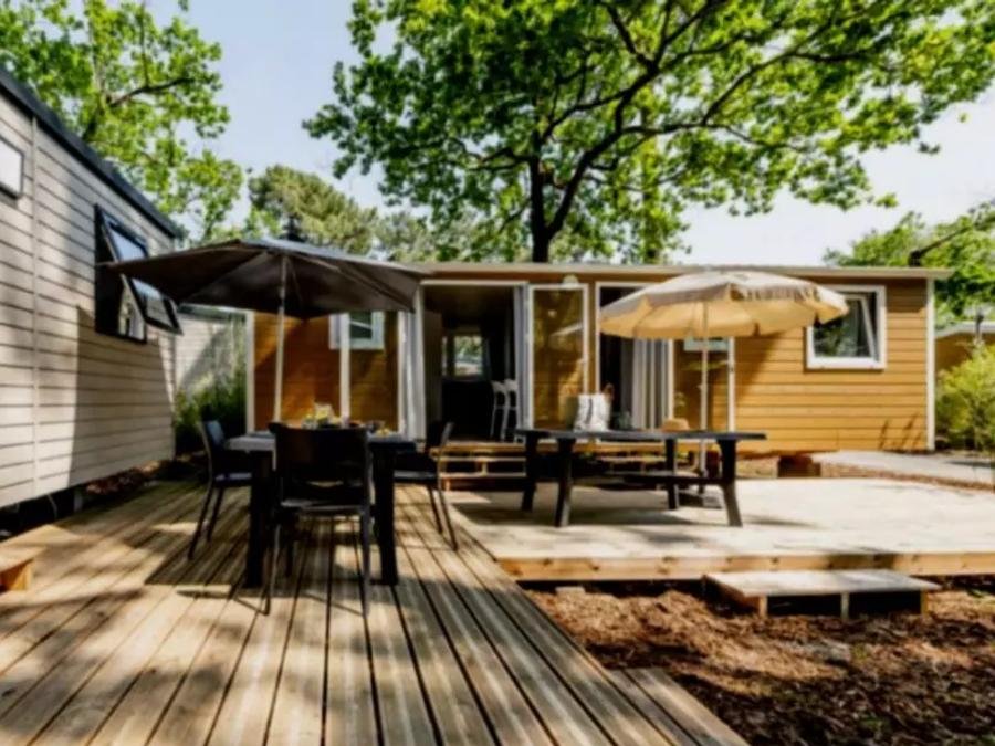 Camping Pas Cher vous présente avec son site Officiel campingpascher.fr, le Camping Domaine Les Oréades classé 5 étoiles, situé sur la commune de Sanguinet dans le département Landes (Aquitaine) en France. Le camping Domaine Les Oréades, vous présente un hébergement de type mobil-home de 76 m² avec climatisation et télévision. Le camping Domaine Les Oréades vous propose du jeudi 04 juin au jeudi 11 juin 2026 avec un DÉPART DEMAIN pour 7 nuits à 779€. Cette location propose 13 dates différentes pour réserver votre séjour. Découvrez également les 20 autres gammes d'hébergements du camping. Les Avis clients pour le Camping Domaine Les Oréades sont excellents avec une note moyenne de 8 sur 10. LacMer, Piscine couverte, Piscine extérieure, Animation enfants, Animations familiales, Club ados, Club enfants, Aire de jeux enfants, Canoë-kayak, Paddle, Ping-pong, Planche à voile, Pétanque, Randonnée, Terrain multisports, kiteSurf, Bar, Plats à emporter, Snack/Bar, Épicerie,... En savoir plus : cliquez-ICI.