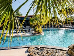 Camping Pas Cher vous présente avec son site Officiel campingpascher.fr, le Camping Domaine Les Oréades classé 5 étoiles, situé sur la commune de Sanguinet dans le département Landes (Aquitaine) en France. Le camping Domaine Les Oréades, vous présente un hébergement de type mobil-home de 38 m² avec climatisation et télévision. Le camping Domaine Les Oréades vous propose du dimanche 20 septembre au dimanche 27 septembre 2026 pour 7 nuits à 769€. Cette location propose 36 dates différentes pour réserver votre séjour. Découvrez également les 20 autres gammes d'hébergements du camping. Les Avis clients pour le Camping Domaine Les Oréades sont excellents avec une note moyenne de 8 sur 10. LacMer, Piscine couverte, Piscine extérieure, Animation enfants, Animations familiales, Club ados, Club enfants, Aire de jeux enfants, Canoë-kayak, Paddle, Ping-pong, Planche à voile, Pétanque, Randonnée, Terrain multisports, kiteSurf, Bar, Plats à emporter, Snack/Bar, Épicerie,... En savoir plus : cliquez-ICI.